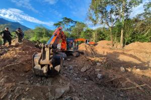 Autoridades incautaron maquinaria pesada y abrieron procesos penales por graves daños ambientales.