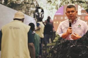 Autoridades locales denuncian entregas improvisadas de tierras a víctimas sin preparación ni consulta.