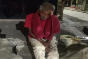 Adulto mayor abandonado en el barrio Modelia 