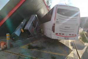 Bus perdió los frenos y se estrelló contra estación de gasolina en Coyaima