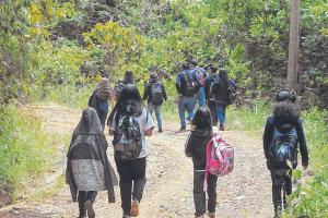 Niños de Alvarado completan un mes sin transporte escolar