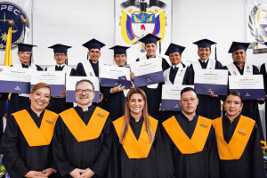 Diez internos y guardianes de Picaleña se graduaron como comunicadores sociales
