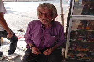 Adulto mayor abandonado plaza 21 