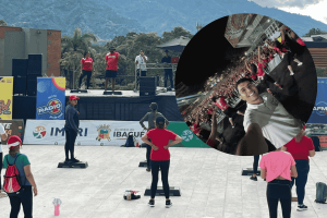 Actividad física musicalizada convocó a asistentes en el Patio de Banderas durante jornada decembrina