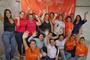 Mujeres de la Comuna 9 fortalecen su liderazgo en taller contra violencias