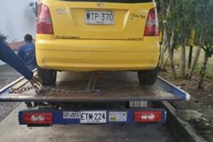 Inmovilizan-tres-taxis-que-circulaban-sin-tener-revisión-técnico-mecánica.jpg