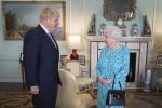 Boris Johnson y la reina Isabel II 