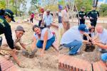 Siembra de árboles y limpieza urbana: Policía impulsa jornada ambiental en Natagaima